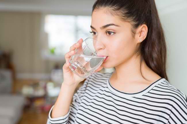 Minum Air Putih Banyak Tapi Tetap Lelah? Mungkin Bukan Tubuh yang Haus
